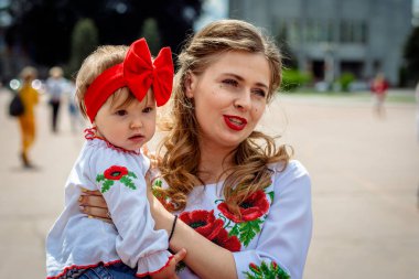 Khmelnitsky, Ukrayna - 17 Mayıs 2018. Bir kız Vyshyvanka Parade, geleneksel Ukrayna giysili küçük bir çocukla.
