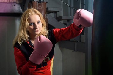 Boks eldivenli güzel kız..