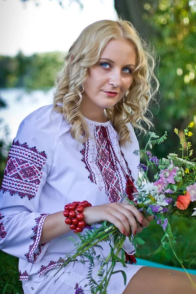 Mooi Meisje Nationale Oekraïens Borduren Shirt Krans Van Wilde Bloemen — Stockfoto