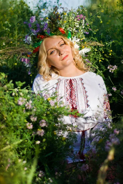 Hermosa Chica Camisa Bordado Ucraniano Nacional Corona Flores Silvestres Vacaciones — Foto de Stock