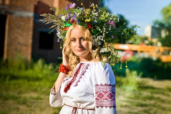 Vacker Flicka Nationella Ukrainska Broderi Skjorta Och Krans Vilda Blommor — Stockfoto