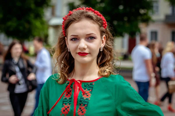 Μια Κοπέλα Παραδοσιακή Ουκρανική Ρούχα Κατά Την Παρέλαση Των Vyshyvanok — Φωτογραφία Αρχείου