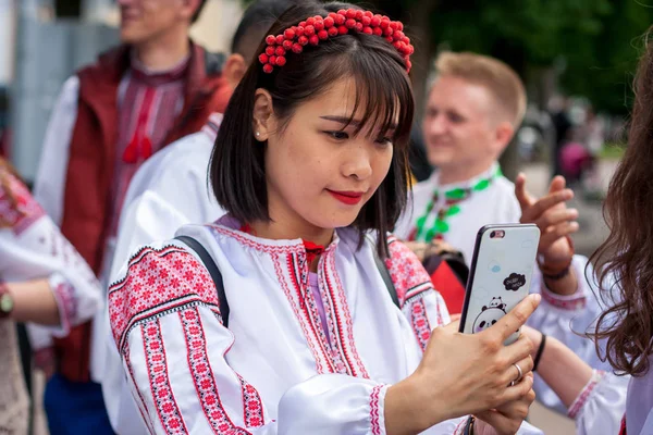 Khmelnitsky Ucrânia Maio 2018 Menina Japonesa Roupas Tradicionais Ucranianas Desfile — Fotografia de Stock