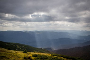 Güzel dağlar ve Karpatlar mavi gökyüzünde. Ukrayna.