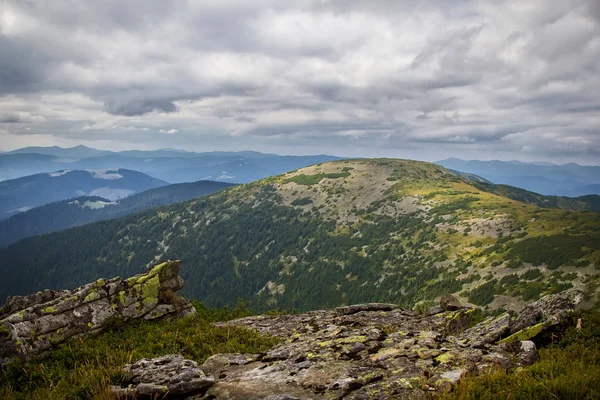Güzel dağlar ve Karpatlar mavi gökyüzünde. Ukrayna.