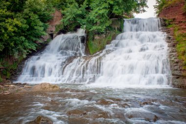 Dzhurinsky şelalesi - Ukrayna 'nın Ternopil bölgesinin Zaleschitsky ilçesindeki Dzhurin nehrinde bir şelale.. Şelalenin yüksekliği 16 metredir.. 