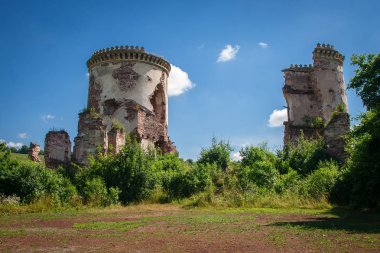(Nyrkiv Köyü, Ternopil bölgesi, Ukrayna doğal görünümü Chervonohorod kalesi kalıntıları).