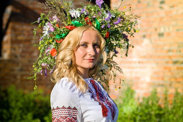 Vacker Flicka Nationella Ukrainska Broderi Skjorta Och Krans Vilda Blommor — Stockfoto