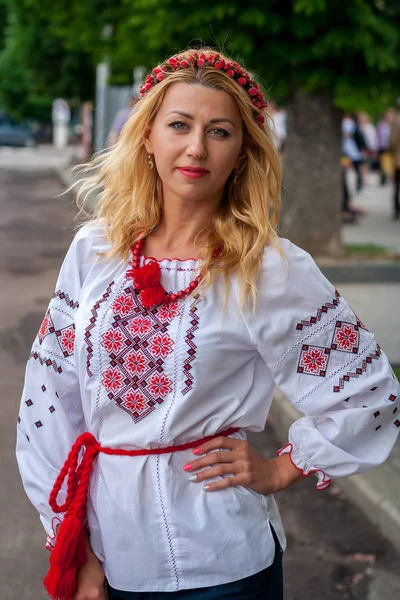 Flicka Traditionella Ukrainska Kläder Parad Vyshyvanok — Stockfoto