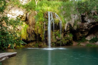 Şelale ve yaz ormanda rahatlamak için bir güzel lagün göl