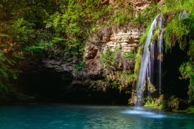 Şelale ve yaz ormanda rahatlamak için bir güzel lagün göl