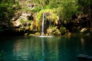 Şelale ve yaz ormanda rahatlamak için bir güzel lagün göl