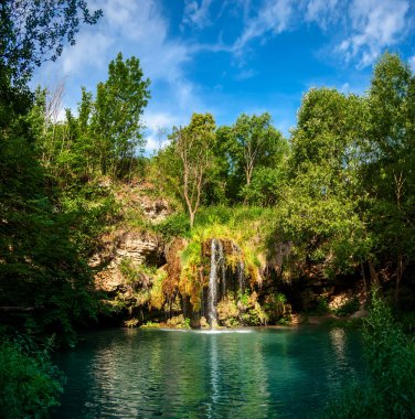 Şelale ve yaz ormanda rahatlamak için bir güzel lagün göl