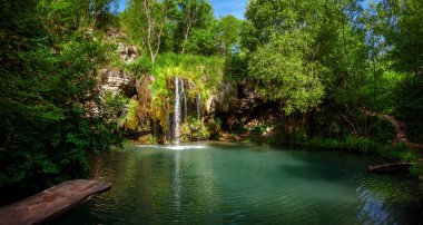 Şelale ve yaz ormanda rahatlamak için bir güzel lagün göl