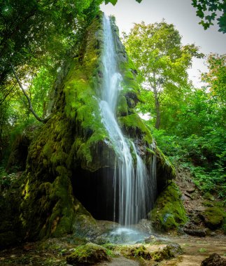 Grotto, yapay bir şelale. Malievtsy, Khmelnitsky region, Ukrayna