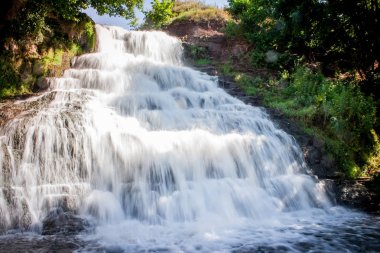 Dzhurinsky şelalesi - Ukrayna 'nın Ternopil bölgesinin Zaleschitsky ilçesindeki Dzhurin nehrinde bir şelale.. Şelalenin yüksekliği 16 metredir.. 