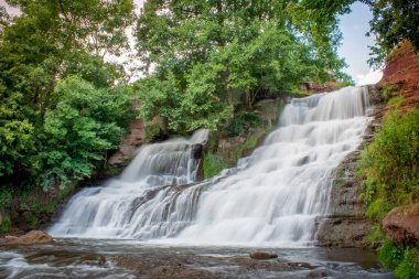 Dzhurinsky şelalesi - Ukrayna 'nın Ternopil bölgesinin Zaleschitsky ilçesindeki Dzhurin nehrinde bir şelale.. Şelalenin yüksekliği 16 metredir.. 