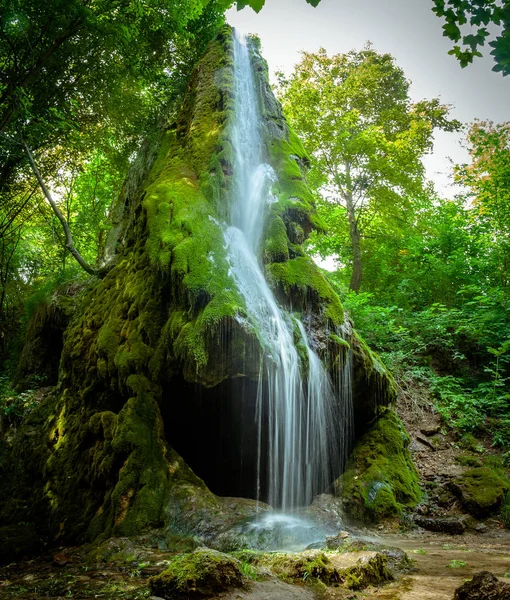 Grotto, yapay bir şelale. Malievtsy, Khmelnitsky region, Ukrayna