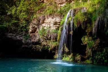 Şelale ve yaz ormanda rahatlamak için bir güzel lagün göl