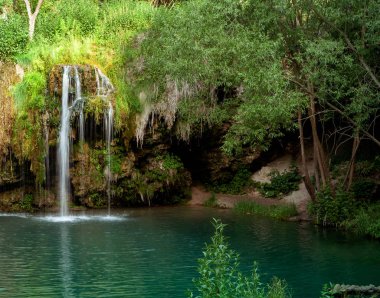Şelale ve yaz ormanda rahatlamak için bir güzel lagün göl