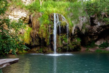 Şelale ve yaz ormanda rahatlamak için bir güzel lagün göl