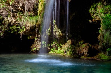 Şelale ve yaz ormanda rahatlamak için bir güzel lagün göl