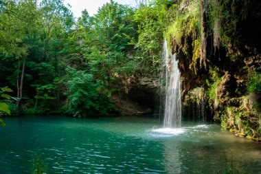 Şelale ve yaz ormanda rahatlamak için bir güzel lagün göl