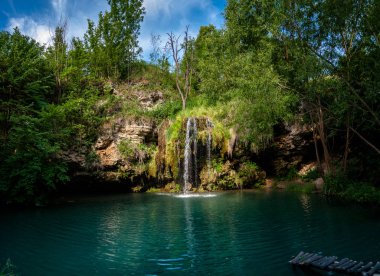 Şelale ve yaz ormanda rahatlamak için bir güzel lagün göl