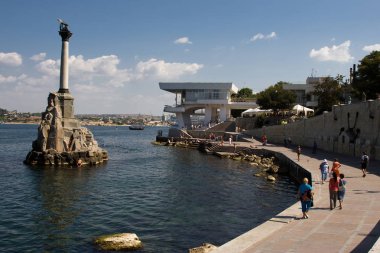 Sevastopol, Crimea - 18 Eylül 2011: İnsanlar gün batımında batık gemi Anıtı, ikonik anıt ve Simgesel Yapı Sevastopol, Crimea yakın:
