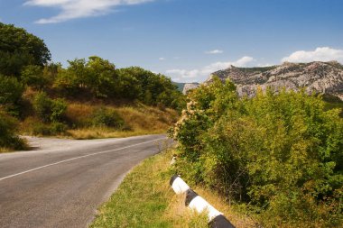 Yaz Kırım dağlarında dağ yolu