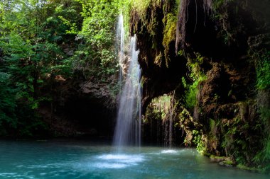 Şelale ve yaz ormanda rahatlamak için bir güzel lagün göl