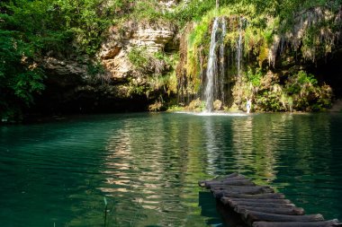 Şelale ve yaz ormanda rahatlamak için bir güzel lagün göl