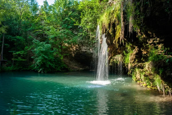 Wasserfall Und Ein Schöner Lagunensee Zum Entspannen Sommerwald — Stockfoto