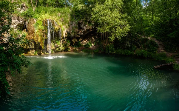 Şelale ve yaz ormanda rahatlamak için bir güzel lagün göl