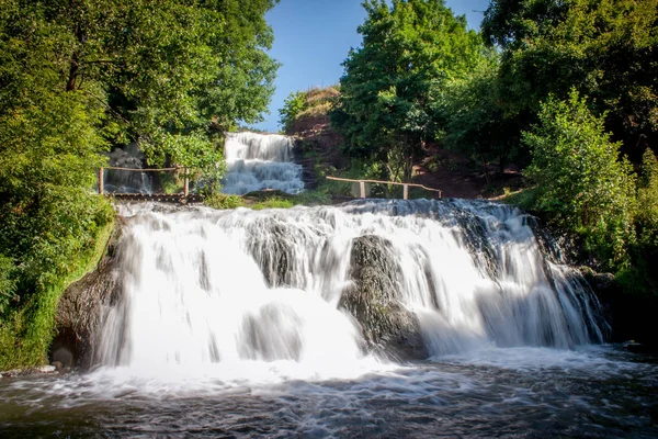 Dzhurinsky şelalesi - Ukrayna 'nın Ternopil bölgesinin Zaleschitsky ilçesindeki Dzhurin nehrinde bir şelale.. Şelalenin yüksekliği 16 metredir.. 