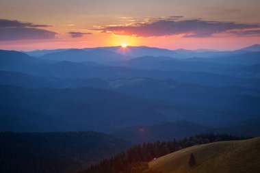 Karpatlar gün batımı. Ukrayna
