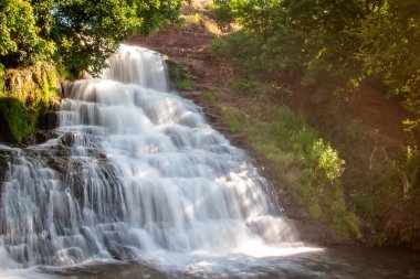 Dzhurinsky şelalesi - Ukrayna 'nın Ternopil bölgesinin Zaleschitsky ilçesindeki Dzhurin nehrinde bir şelale.. Şelalenin yüksekliği 16 metredir.. 
