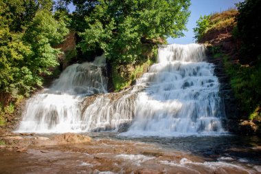 Dzhurinsky şelalesi - Ukrayna 'nın Ternopil bölgesinin Zaleschitsky ilçesindeki Dzhurin nehrinde bir şelale.. Şelalenin yüksekliği 16 metredir.. 