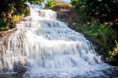 Dzhurinsky şelalesi - Ukrayna 'nın Ternopil bölgesinin Zaleschitsky ilçesindeki Dzhurin nehrinde bir şelale.. Şelalenin yüksekliği 16 metredir.. 