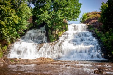 Dzhurinsky şelalesi - Ukrayna 'nın Ternopil bölgesinin Zaleschitsky ilçesindeki Dzhurin nehrinde bir şelale.. Şelalenin yüksekliği 16 metredir.. 