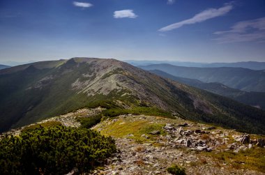 Karpat Dağları yolda. Ukrayna