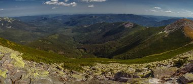 Güzel dağlar ve Karpatlar mavi gökyüzünde. Ukrayna