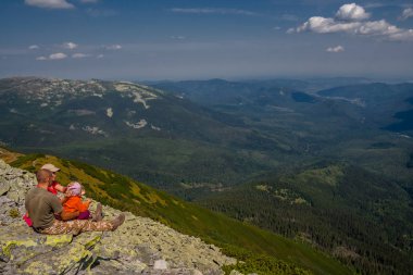 Ukrayna, Karpatlar - 26 Ağustos 2017. Dağ kenarında tatil turist bir grup.