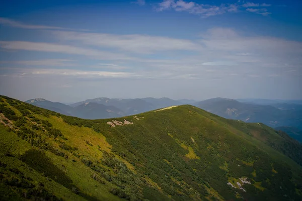 Bellissime Montagne Cielo Azzurro Nei Carpazi Ucraina — Foto Stock