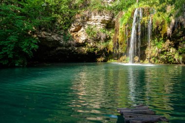 Şelale ve yaz ormanda rahatlamak için bir güzel lagün göl
