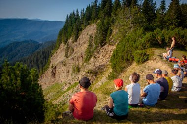 Ukrayna, Karpatlar - 27 Ağustos 2017. Dağ kenarında tatil turist bir grup.