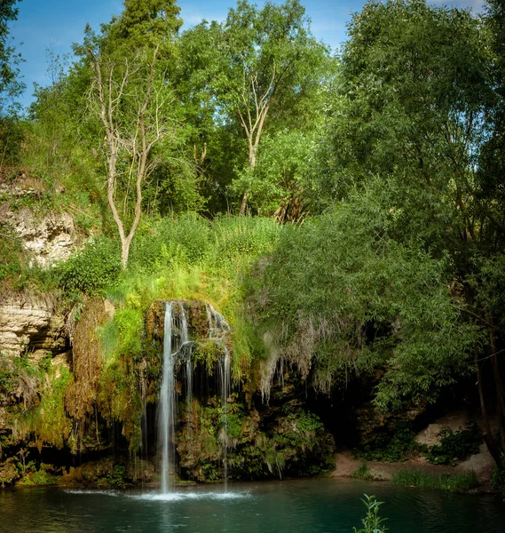 Şelale ve yaz ormanda rahatlamak için bir güzel lagün göl