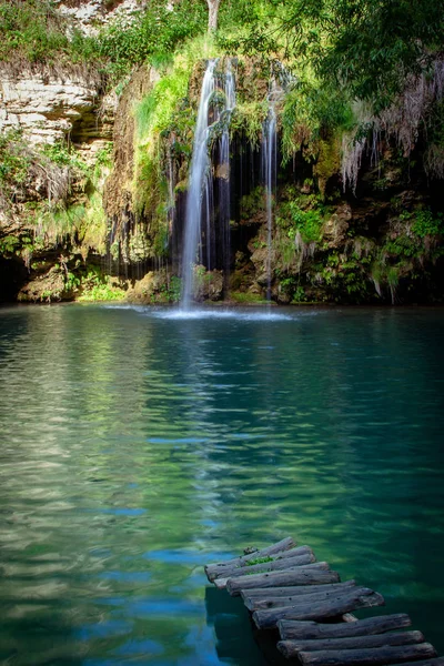 Wasserfall Und Ein Schöner Lagunensee Zum Entspannen Sommerwald — Stockfoto