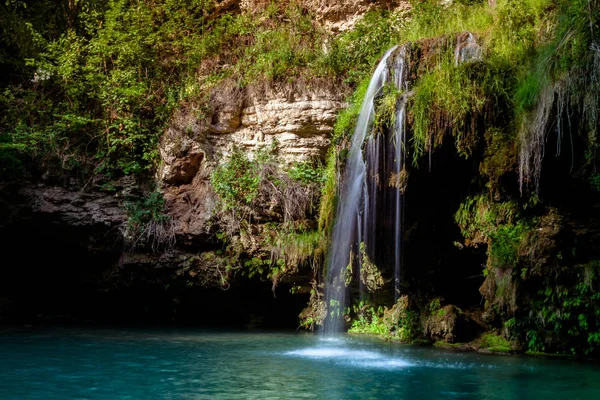 Şelale ve yaz ormanda rahatlamak için bir güzel lagün göl