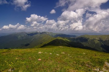 Güzel dağlar ve Karpatlar mavi gökyüzünde. Ukrayna.